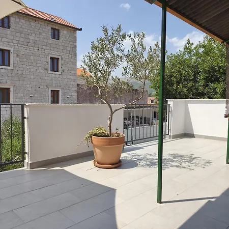 Proto-free Parking Penzion Trogir