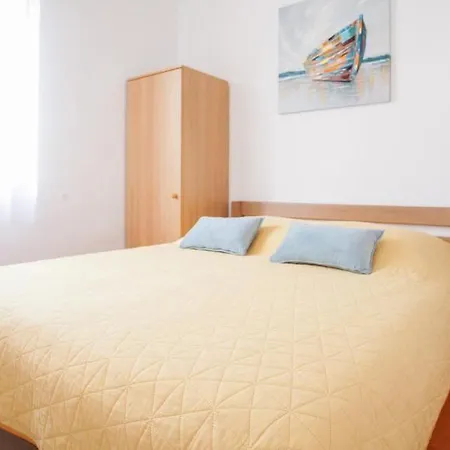 Proto-free Parking Penzion Trogir