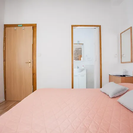 Proto-free Parking Penzion Trogir