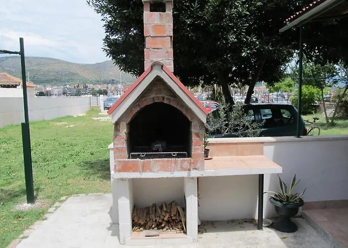 Proto-free Parking Gæstehus Trogir